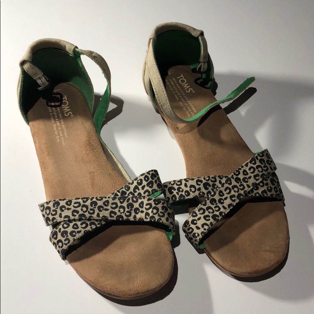 Toms Girls’ sandal size 6